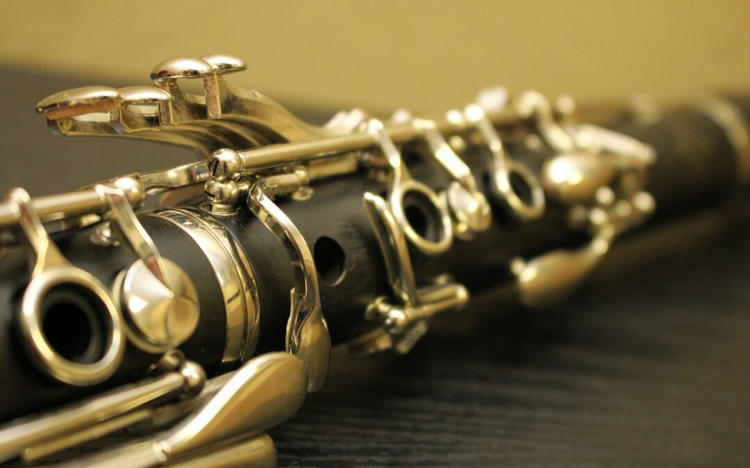 shallow focus photography of black and silver clarinet